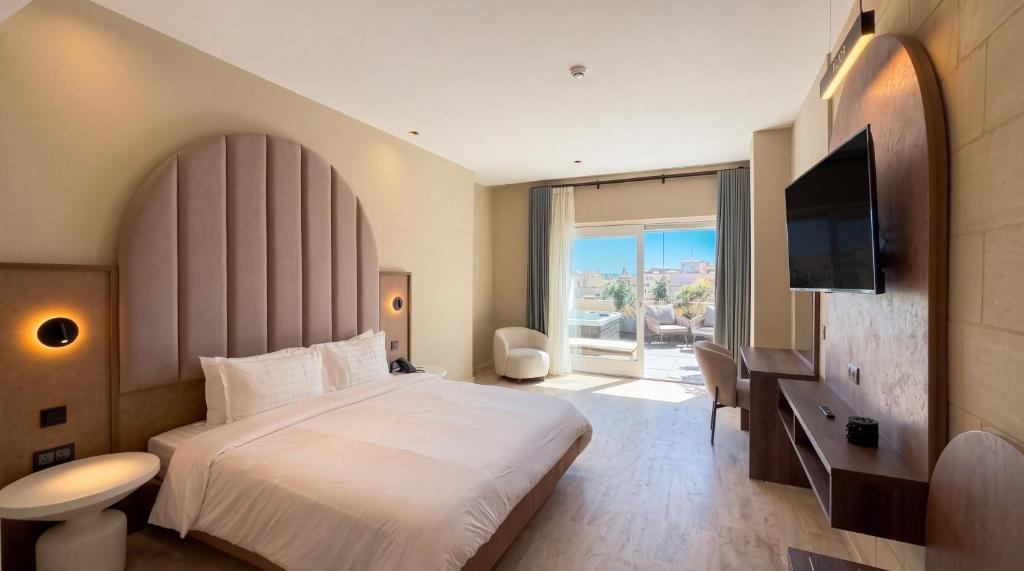Double room with a sitting area and city views at St Anne Palace, Floriana, Malta