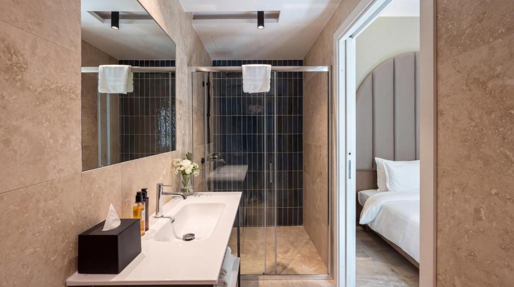 Ensuite bathroom with a vanity and a mirror at St Anne Palace, Floriana, Malta